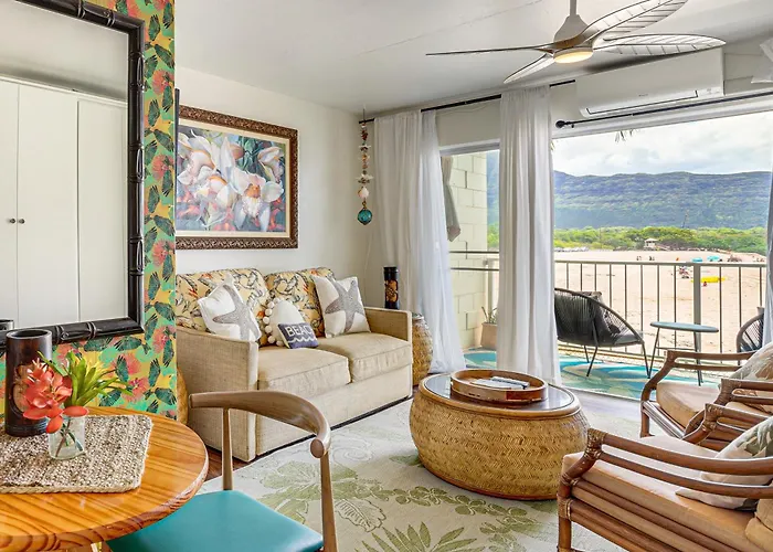 Steps To Beach & Pool! Oceanfront Waianae Studio